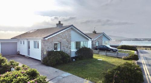 Trearddur Bay Apartment | Ty Bychan- Sea Views- Pet Friendly-Secure Garden-4 Bed