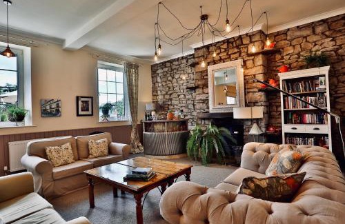 Llangattock House | Ty Croeso House