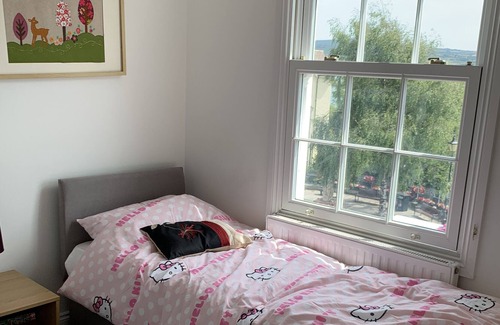 Goodwick House | Ty Glyndwr cottage is well presented property in Goodwick Pembrokeshire.