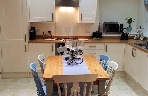 St Davids House | Tŷ Haf, family friendly accommodation, with parking, in the centre of St Davids