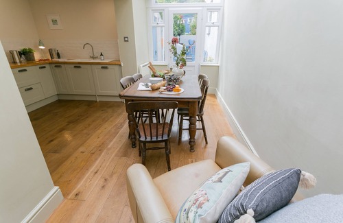 Beaumaris Cottage | Ty Medi - a town that sleeps 6 guests in 4 bedrooms