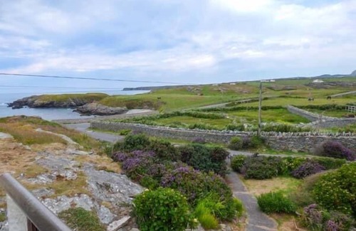 Trearddur Bay Cottage | Ty'r Enfys Bach - Upper
