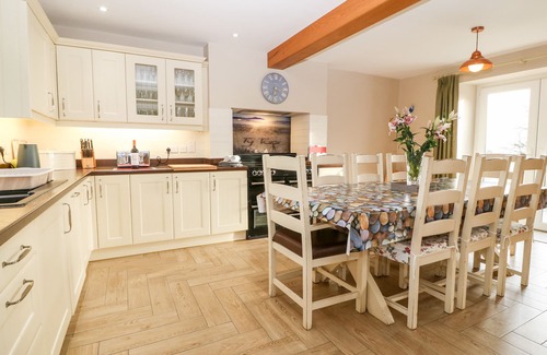 Llanfaethlu Cottage | TY TOP, pet friendly, with open fire in Llanfaethlu