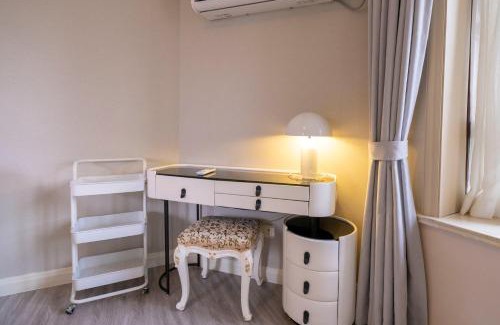 Gubei Apartment | Tyms Modern 1BR APT Gubei International Garden