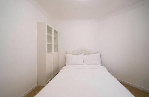 Xujiahui Apartment | Tyms Xujiahui Premium 3BR 2BA APT