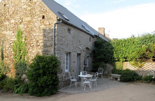 Theville Cottage | Typical house with fireplace in Théville
