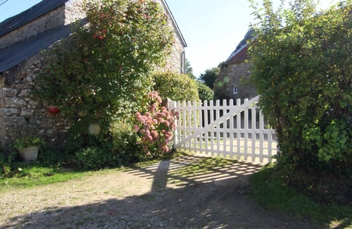 Theville Cottage | Typical house with fireplace in Théville