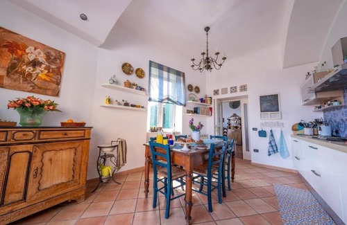 Montecalvario Apartment | Typical Neapolitan apartment city center, with breathtaking views of Vesuvius