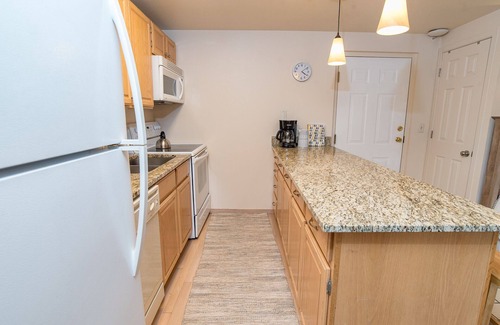 Four O'Clock Condo | Tyra Lookout Condo: Ski-In/Ski-Out