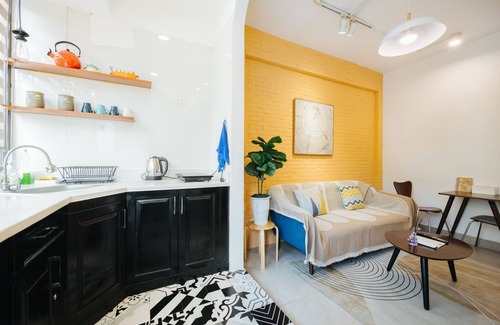 Old Quarter Apartment | UINQUE Railway View Apartment - SPACIOUS & PRIVATE