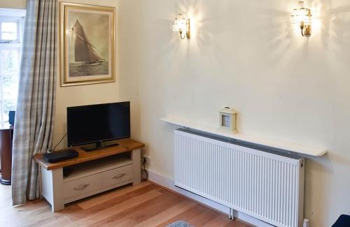 Littlehampton House | Ukc4174 The Cottage By The Sea