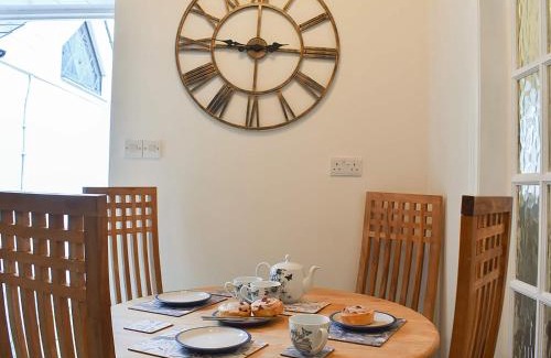 Littlehampton House | Ukc4174 The Cottage By The Sea