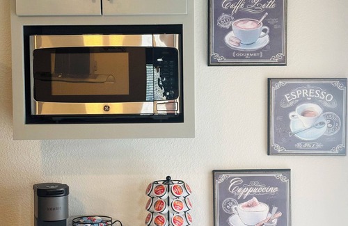 South Arlington House | Ultimate Game Day Stay, 3BR House +Pool Near AT&T Stadium but far from the noise