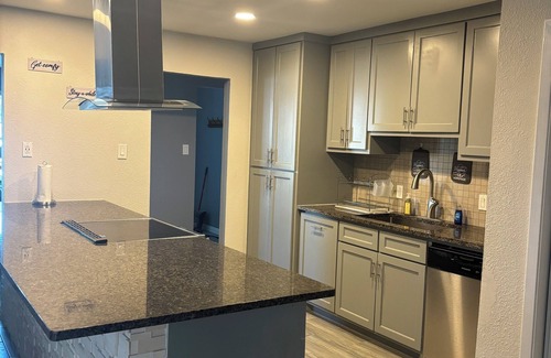 South Arlington House | Ultimate Game Day Stay, 3BR House +Pool Near AT&T Stadium but far from the noise