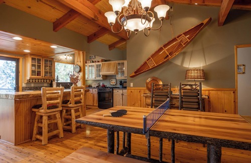 Boulder Bay Cabin | Ultimate Lakeview Lodge + NEAR THE LAKE! + Hot-Tub!