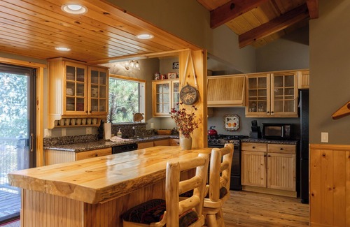 Boulder Bay Cabin | Ultimate Lakeview Lodge + NEAR THE LAKE! + Hot-Tub!