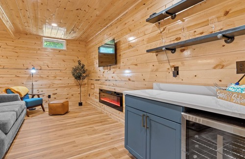 Nelsonville Cabin | "Ultimate Luxe Escape with Private Movie Theater and Game Room"