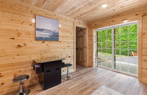 Nelsonville Cabin | "Ultimate Luxe Escape with Private Movie Theater and Game Room"