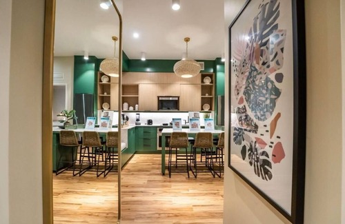 Bay Lake Hotel | Ultimate Theme Park Haven: Swimming Pool, Free Shuttle & Breakfast, Pets Allowed