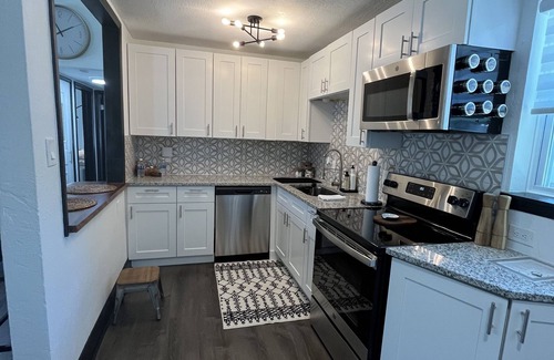 Coquina Key House | Ultra-cute, newly renovated modern 2/1 home