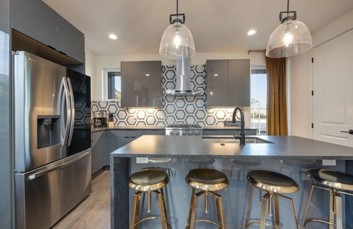 Talbot's Corner House | Ultra Heated Rooftop Pool! Arcade, Elevator, EV Charger, Sleeps 11, Full Home