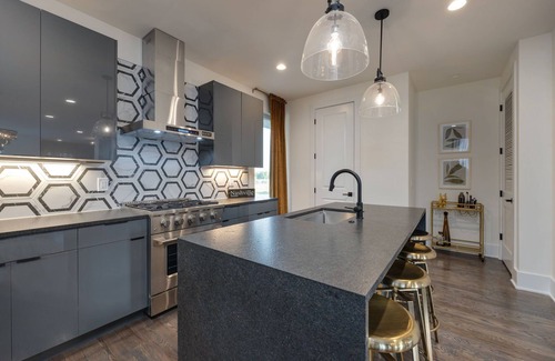 Talbot's Corner House | Ultra Heated Rooftop Pool! Arcade, Elevator, EV Charger, Sleeps 11, Full Home