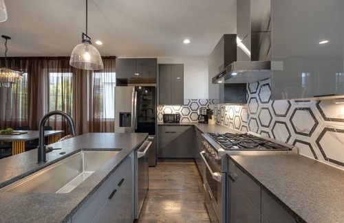 Talbot's Corner House | Ultra Heated Rooftop Pool! Arcade, Elevator, EV Charger, Sleeps 11, Full Home