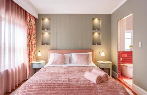 McMahons Point Apartment | Ultra Lux Barbie Dream Escape CBD Harbourside View