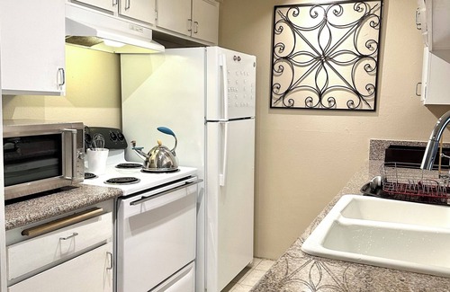 Beverly Grove House | ULTRA LUXURIOUS APT. IN W. HOLLYWOOD/BEVERLY HILLS/GATED PARKING/2 VEHICLES