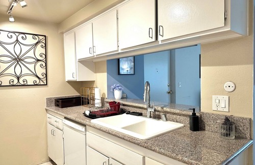 Beverly Grove House | ULTRA LUXURIOUS APT. IN W. HOLLYWOOD/BEVERLY HILLS/GATED PARKING/2 VEHICLES