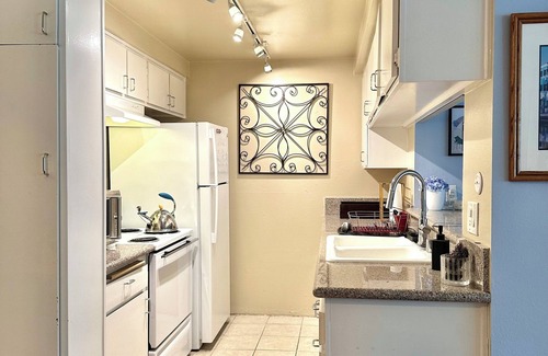 Beverly Grove House | ULTRA LUXURIOUS APT. IN W. HOLLYWOOD/BEVERLY HILLS/GATED PARKING/2 VEHICLES