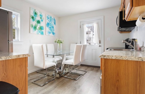 White Plains House | Ultra-Modern Luxe - Sleek & Stunning Stay!