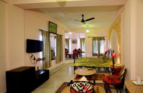 Bhandarej Hotel | Umaid Palace - A Lakeside Resort - 25 minutes from Mehandipur Balaji - 20 minutes from Chand Baori Stepwell Abhaneri & 40 minutes from Bhangarh Fort