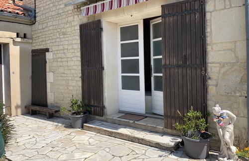 Villeneuve-la-Comtesse House | Un lit double équipé gite. Self contained gite for 2 people with 1 bed.