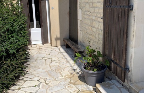 Villeneuve-la-Comtesse House | Un lit double équipé gite. Self contained gite for 2 people with 1 bed.