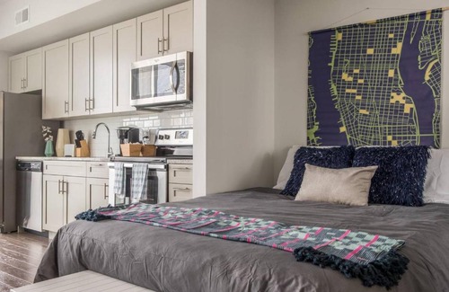 Charlotte Center City Apartment | UNBELIEVABLE CITY VIEWS IN UPTOWN HIGH-RISE STUDIO