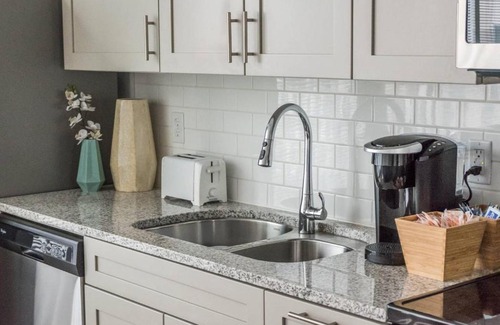 Charlotte Center City Apartment | UNBELIEVABLE CITY VIEWS IN UPTOWN HIGH-RISE STUDIO