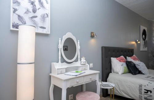 Cheminot Apartment | Une HALTE Quelque PART