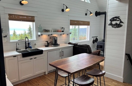 Fritz Creek House | Unforgettable Alaskan Experience - Quaint Home with ocean and mountain views