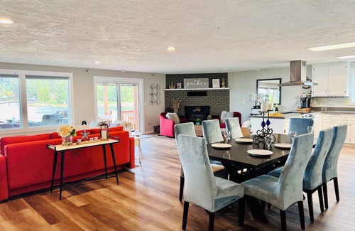 Union House | Union waterfront house with 2 king beds, kayaks, Wifi, next to Alderbrook Resort