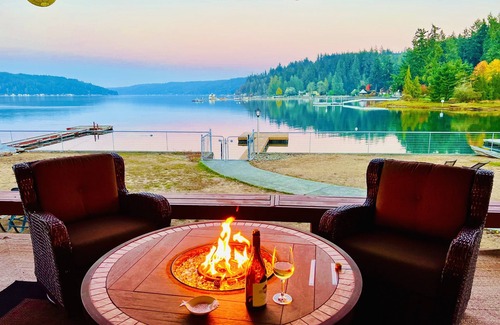 Union House | Union waterfront house with 2 king beds, kayaks, Wifi, next to Alderbrook Resort