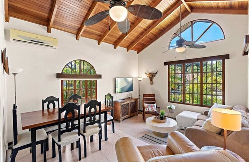 Tamarindo Cottage | Unique + 100 Mgbps wifi + Right in town + parking