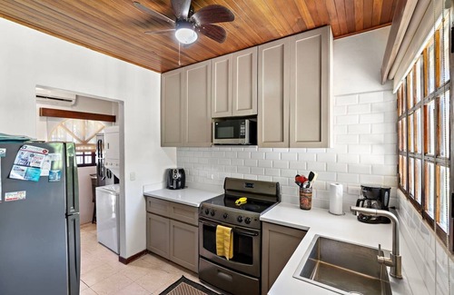 Tamarindo Cottage | Unique + 100 Mgbps wifi + Right in town + parking