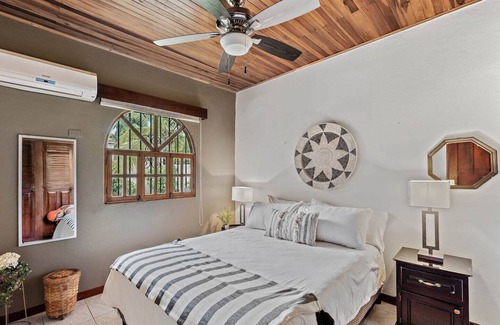 Tamarindo Cottage | Unique + 100 Mgbps wifi + Right in town + parking
