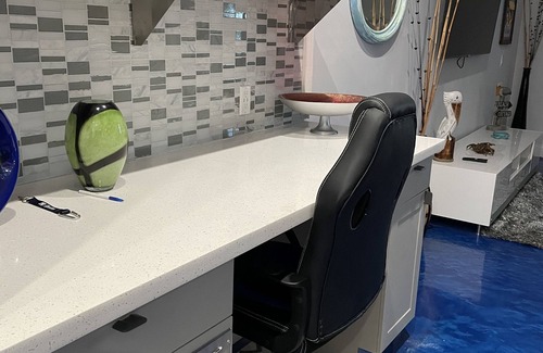 Lantana Apartment | Unique 2 bedroom with fun outdoor area and hot tub