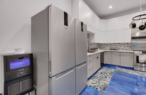 Lantana Apartment | Unique 2 bedroom with fun outdoor area and hot tub