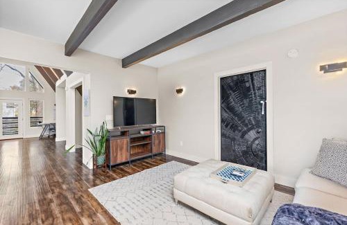 Independence House | Unique 4BR Into The Woods - Fire Pit home