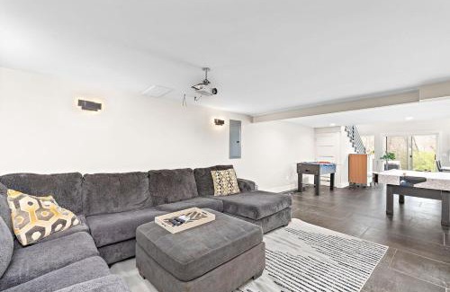 Independence House | Unique 4BR Into The Woods - Fire Pit home