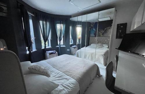 Caterham House | Unique and Artsy Holiday Shared Home