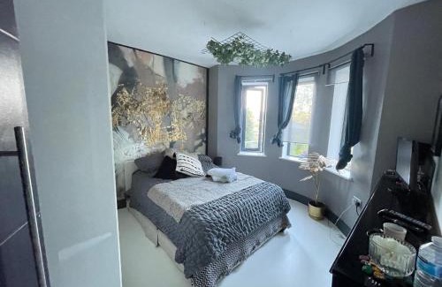 Caterham House | Unique and Artsy Holiday Shared Home